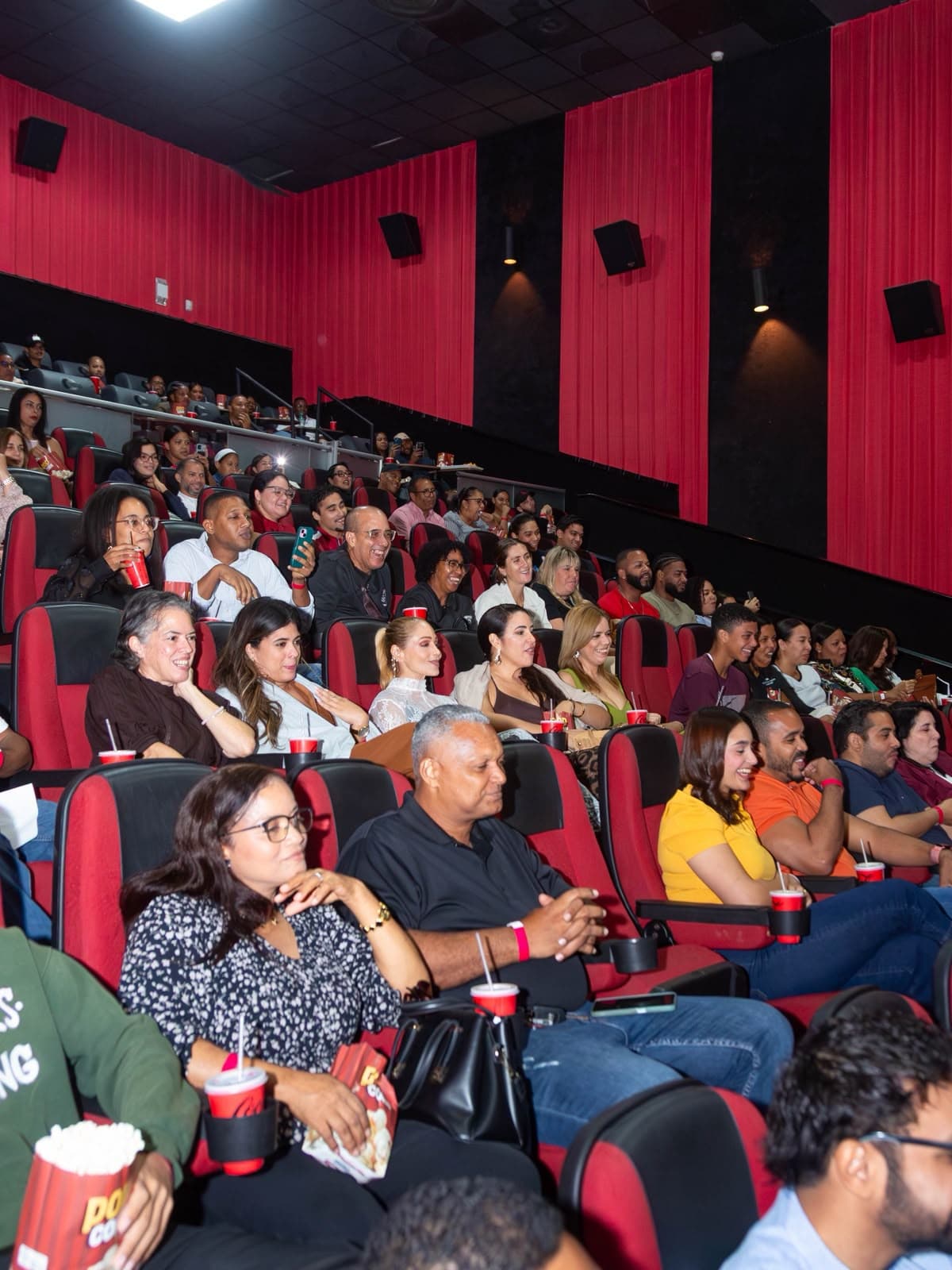 "La Fábrica de Bodas” conquista dominicanos con salas llenas en primeros días de estreno