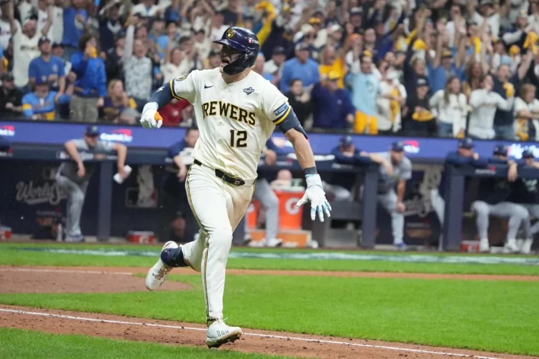 El campocorto de los Brewers, Cooper Pratt, celebra después de que su sencillo productor diera a Milwaukee la ventaja en la séptima entrada del Juego 2.