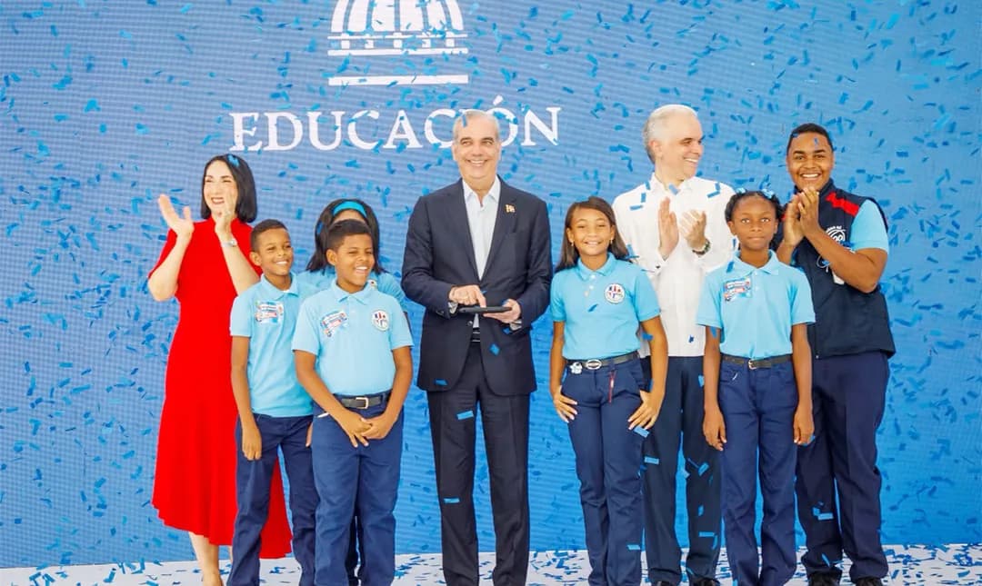 Ministro de Educación llama a despolitizar la educación