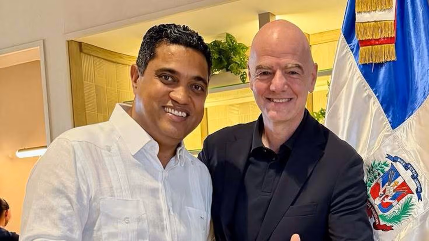 Infantino junto a Kelvin Cruz, ministro de Deportes