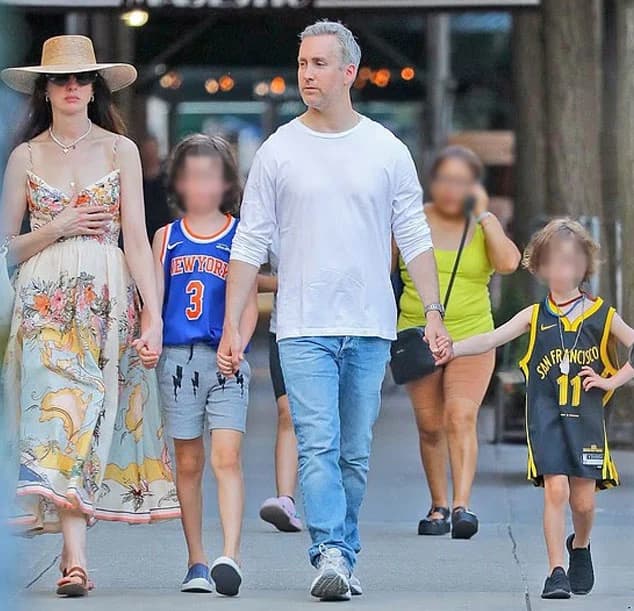 Anne Hathaway llora por la “doble bendición” de ser actriz y poder mantener a su familia en privado