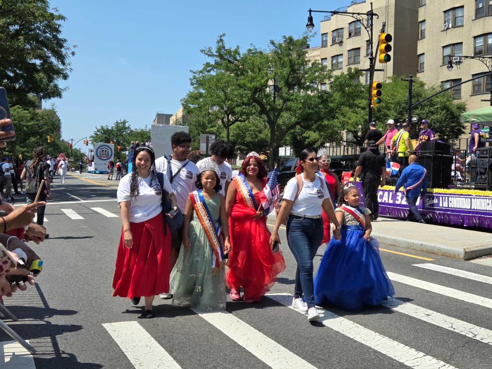 El Bronx habla dominicano: multitud, cultura y orgullo desbordan la Gran Parada Dominicana