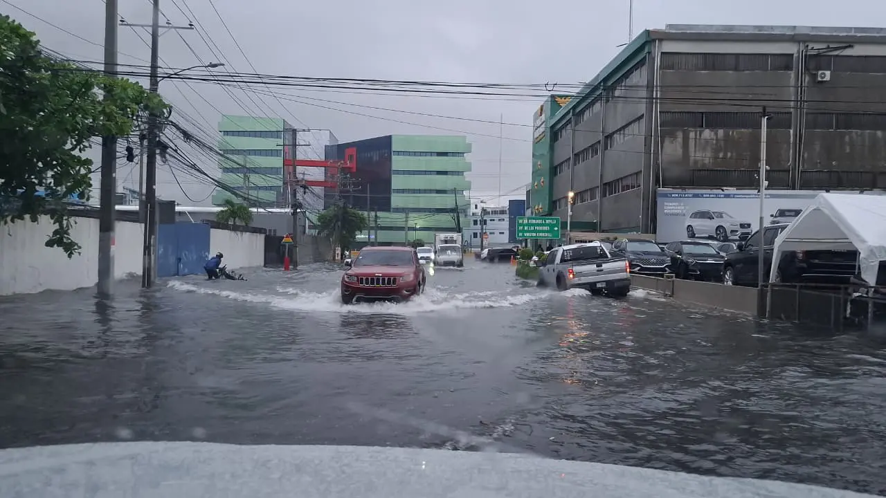 Inundaciones por lluvias desatan quejas en barrios del DN y Santo Domingo